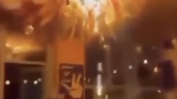 Λαμπάδιασε μαγαζί από βεγγαλικό τούρτας - Κινδύνεψαν άνθρωποι (VIDEO)