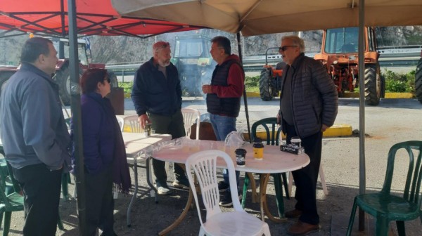 ΧΑΛΚΙΔΑ: Αντιπροσωπεία του ΣΥΡΙΖΑ στο αγροτικό μπλόκο στην υψηλή γέφυρα