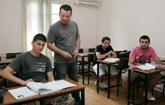 Ρίχνουν τις τιμές τα φροντιστήρια λόγω κρίσης