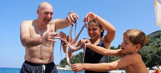 Σπάνιο εξάποδο χταπόδι έγινε μεζές!