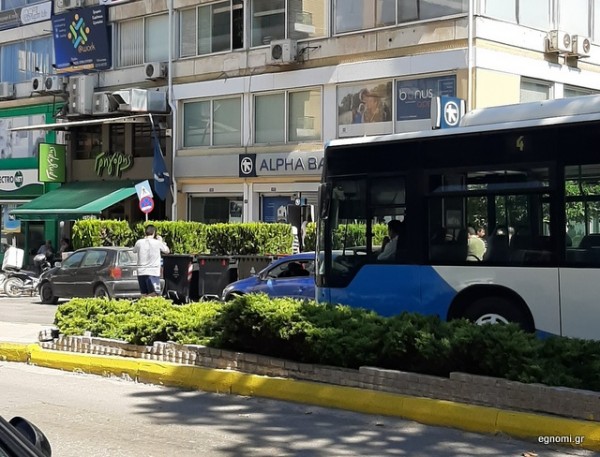 ΒΕΝΙΖΕΛΟΥ-ΧΑΛΚΙΔΑ: Τα ΙΧ παρκάρουν, τα αστικά φρακάρουν και οι οδηγοί κορνάρουν