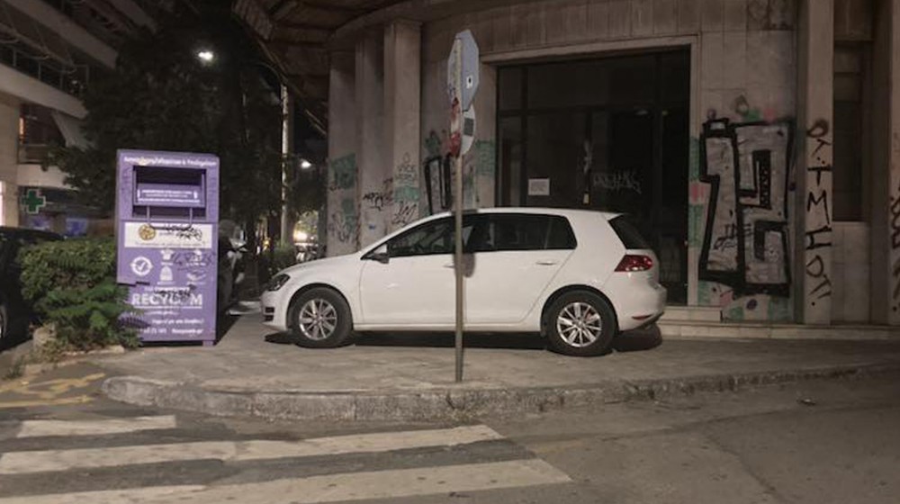 ΧΑΛΚΙΔΑ: Θαυμάστε παρκάρισμα στο πεζοδρόμιο μπροστά στην είσοδο της πολυκατοικίας
