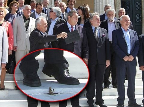 Σώνει και καλά να περάσει στο ύψος τον Αποστόλου ο Κατρούγκαλος