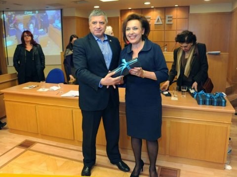 Βραβείο στην Αμφιτρίτη Αλημπατέ από τον πρόεδρο της ΚΕΔΕ