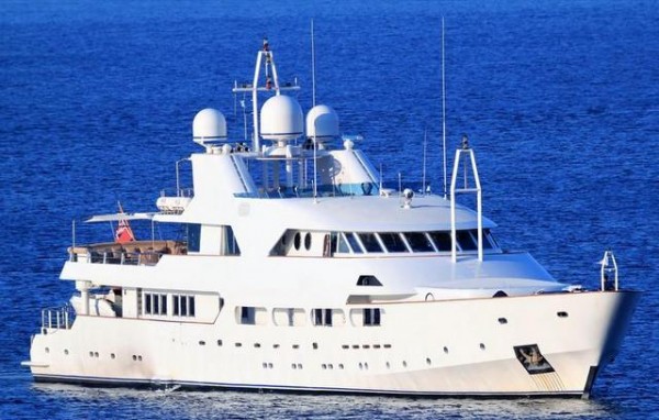 ΛΑΜΨΑΚΟΣ ΧΑΛΚΙΔΑΣ: Πολυτελής θαλαμηγός προσάραξε σε αβαθή λασπώδη βυθό