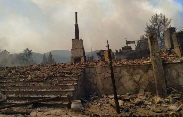 ΠΑΠΑΔΕΣ ΕΥΒΟΙΑΣ: Στάχτη και αποκαΐδια έγινε το Δασικό Χωριό