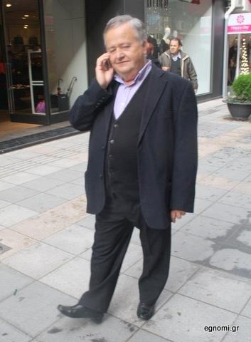 Περπατάει, μιλάει στο κινητό, χαιρετάει και χαμογελάει