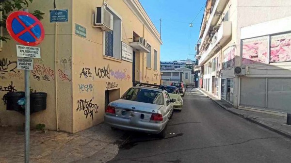 ΧΑΛΚΙΔΑ: Παράνομο παρκάρισμα, γκράφιτι και εικόνα εγκατάλειψης στην οδό Ιωαννίδου