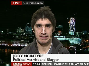 Διαδηλωτής με ειδικές ανάγκες σέρνεται από την αστυνομία (video)