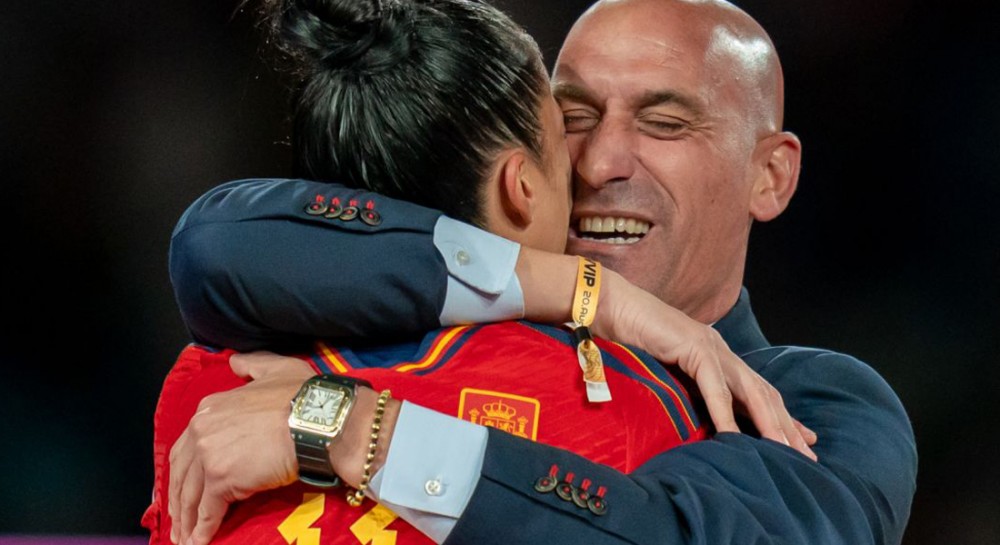 Ο πρόεδρος της ισπανικής ομοσπονδίας ποδοσφαίρου φίλησε παίκτρια στο στόμα! (Video)