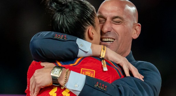 Ο πρόεδρος της ισπανικής ομοσπονδίας ποδοσφαίρου φίλησε παίκτρια στο στόμα! (Video)