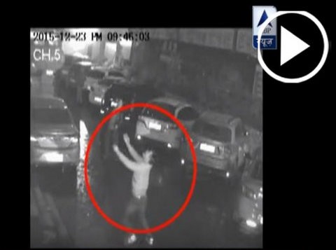 Επιχείρησε να σώσει γυναίκα που έκανε βουτιά θανάτου από τον 11ο όροφο (VIDEO)