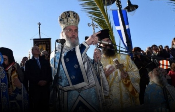 Κολυμβητής πήγε να πιάσει με ...κόλπο το σταυρό και τον ακύρωσε ο Μητροπολίτης (VIDEO)