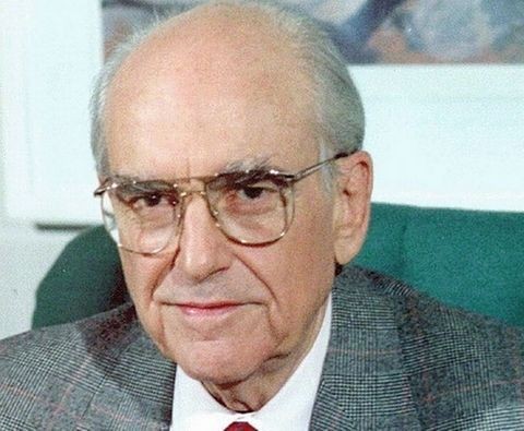Κρέμασαν χαρτιά υγείας στο άγαλμα του Ανδρέα Παπανδρέου
