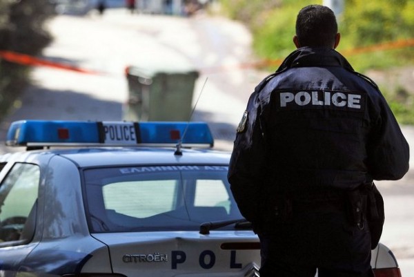 Άνδρας βγήκε στον δρόμο με τσεκούρι και απειλούσε αστυνομικούς (VIDEO)