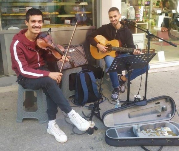 ΧΑΛΚΙΔΑ: Καλλιτέχνες του δρόμου γοήτευσαν το περιστασιακό κοινό τους