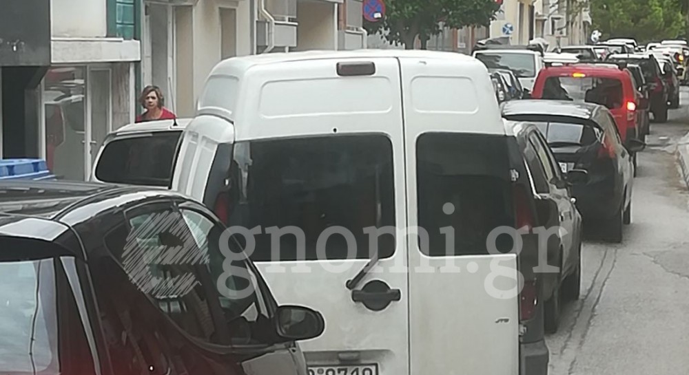 ΧΑΛΚΙΔΑ: Έκλεισε η οδός Κακαρά και δημιουργήθηκε μποτιλιάρισμα