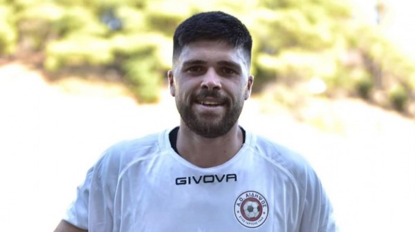 Ο Γιάννης Κυριακού ...μένει σπίτι και θα συνεχίσει να φοράει τη φανέλα της Αιδηψού