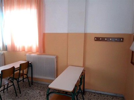 Καθαρίστρια έβαψε ολόκληρο σχολείο μόνη της