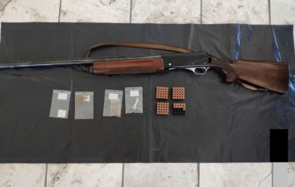 Έπιασαν 39χρονο με ναρκωτικά και παράνομη καραμπίνα