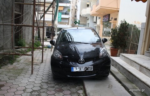 Πάρκαρε παράνομα και εισέπραξε ...φιλοφρόνηση