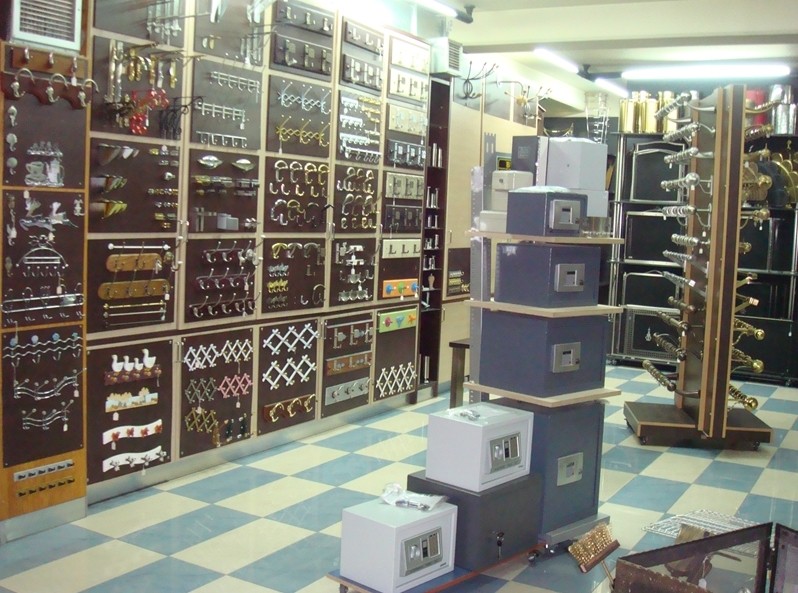Υιοι Γ. Λαμπάκη: Ανοίγουν νέο κατάστημα στη Χαλκίδα