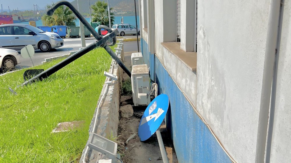 ΧΑΛΚΙΔΑ - ΝΤΡΟΠΗ: Μπάζα και ξεχαρβαλωμένη ταμπέλα στην ...βιτρίνα της πόλης