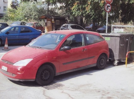 Εντυπωσιακό παρκάρισμα μπροστά στο κάδο!