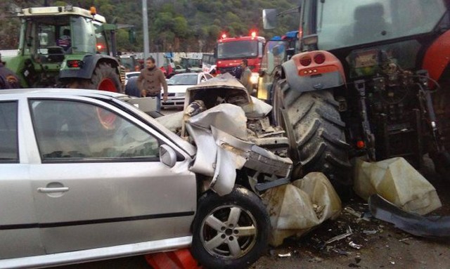 Αυτοκίνητο γεμάτο ναρκωτικά έπεσε πάνω στο μπλόκο των αγροτών