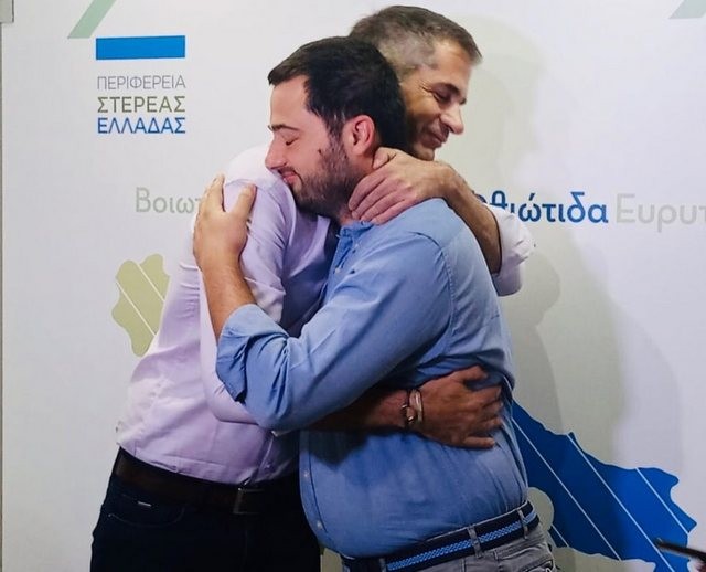 ΠΕΡΙΦΕΡΕΙΑ: Αλλαγή ...φρουράς με μία ζεστή αγκαλιά μεταξύ Σπανού και Μπακογιάννη
