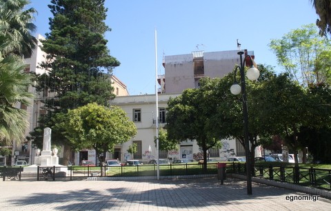 Στο ημίφως όλη η πλατεία Αγίου Νικολάου