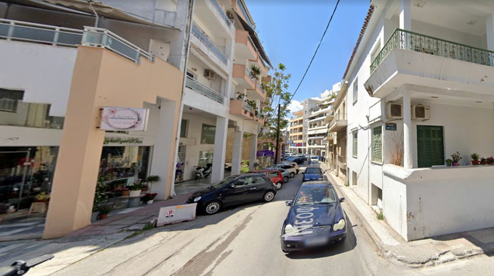 ΧΑΛΚΙΔΑ: Αυτοκίνητο τράκαρε πάνω σε σταθμευμένα οχήματα στην οδό Νεοφύτου και εξαφανίστηκε