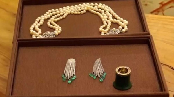 Ζωή Λάσκαρη: Αυτά είναι τα κοσμήματα της ηθοποιού που βγαίνουν σε δημοπρασία