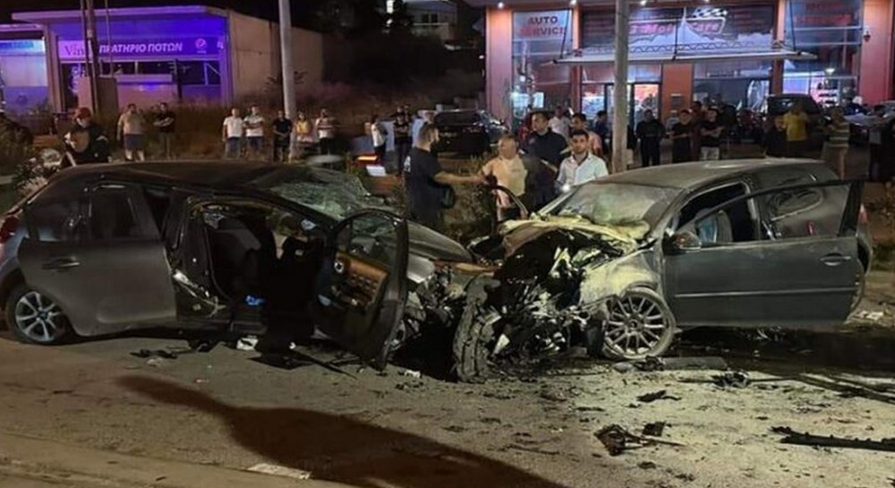 50χρονος προσπάθησε να αποφύγει γυναίκα και παιδί, συγκρούστηκε με ΙΧ και σκοτώθηκε (Video)