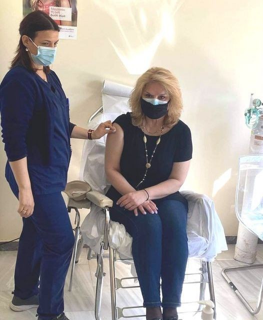 Εμβολιάστηκε την Μεγάλη Δευτέρα η Δήμαρχος Χαλκιδέων Έλενα Βάκα