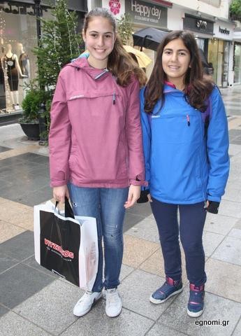 Η βροχή δεν τους έκοψε την διάθεση για ψώνια