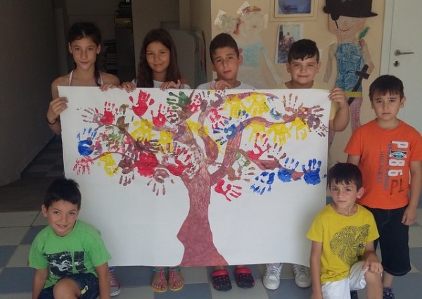 Ζωγράφισαν με τα δάχτυλα τα φύλλα ενός δένδρου