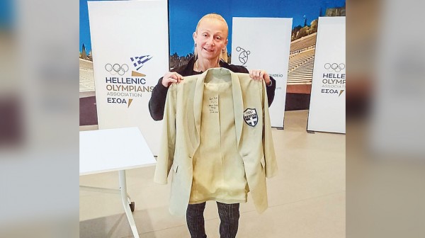 ΦΑΝΗ ΨΑΘΑ: Χάρισε το σακάκι και το μαγιό που φορούσε στους Ολυμπιακούς Αγώνες