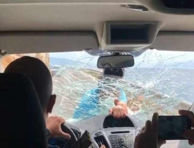 ΑΠΙΣΤΕΥΤΟ: Εστιάτορας γαντζώθηκε στο παρμπρίζ πελατών επειδή έφυγαν από το μαγαζί του (VIDEO)