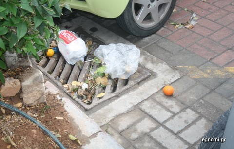 Με τέτοιες σχάρες στα φρεάτια οι πλημμύρες είναι σίγουρες