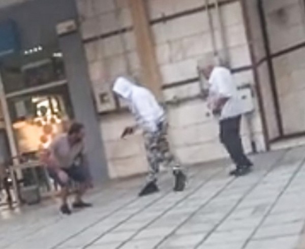 Σοκ στη Θεσσαλονίκη: Δράστης με το πιστόλι στο χέρι απειλεί το θύμα του (VIDEO)