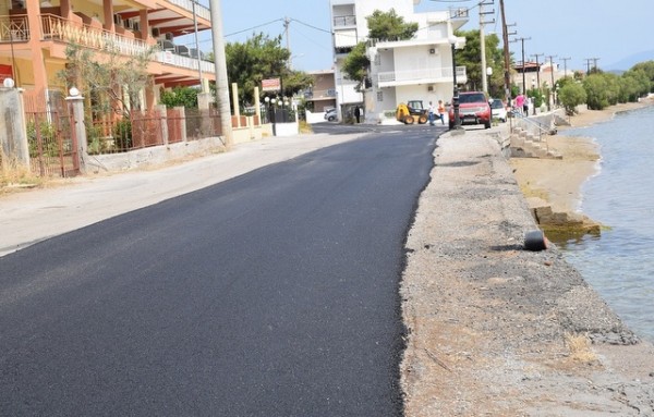 Έπεσε άσφαλτος και στους δρόμους Αυλίδα