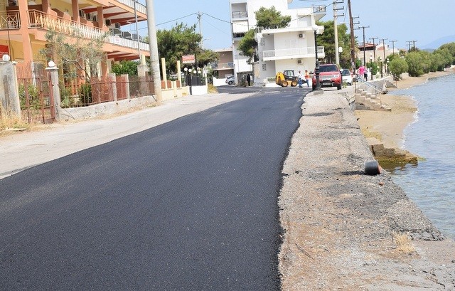 Έπεσε άσφαλτος και στους δρόμους Αυλίδα