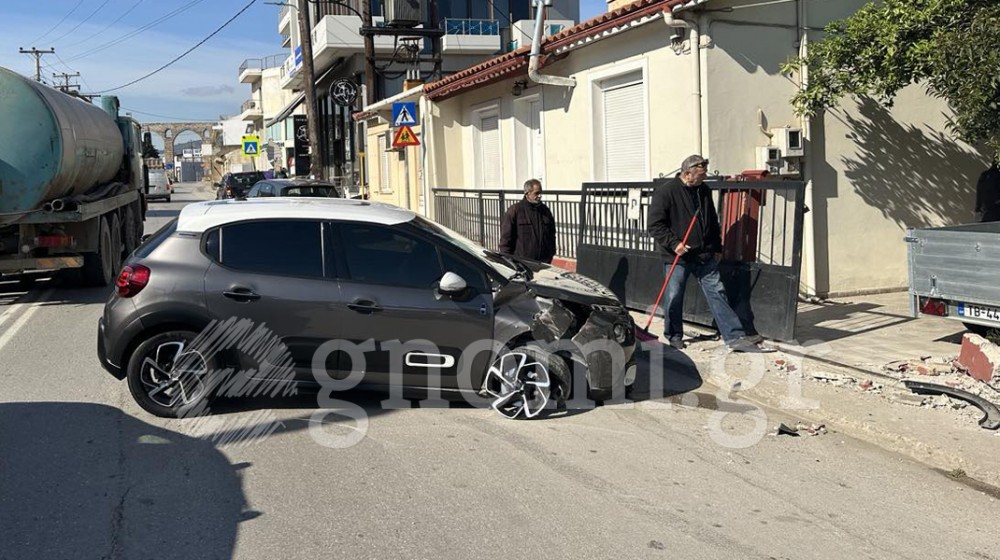 ΚΑΜΑΡΕΣ ΧΑΛΚΙΔΑΣ: ΙΧ μπούκαρε σε αυλή!