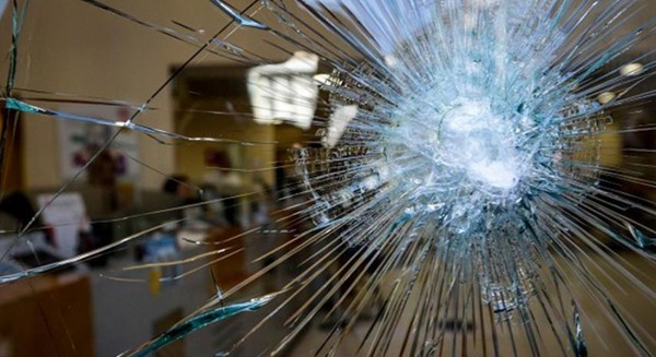 Κλέφτης έσπαγε τις τζαμαρίες καταστημάτων με μεταλλικό καπάκι φρεατίου και άρπαζε λεφτά