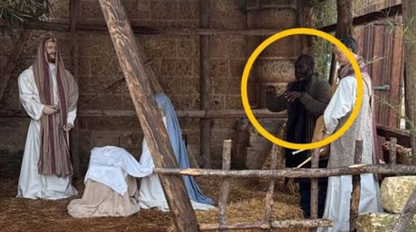 Φυγόποινος παρίστανε το ...άγαλμα σε φάτνη για να μην συλληφθεί