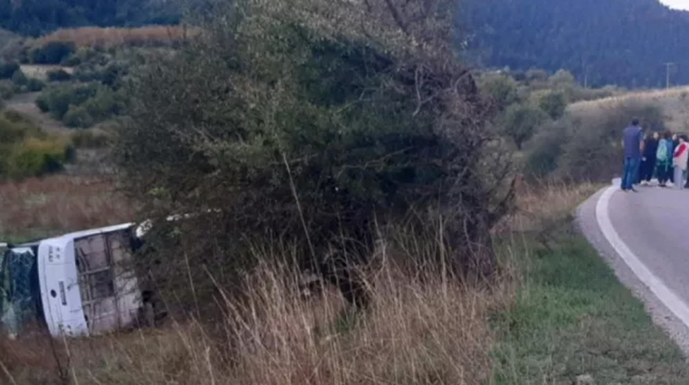 ΚΤΕΛ που μετέφερε μαθητές και εκπαιδευτικούς έπεσε σε χαράδρα