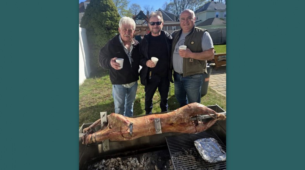 Ευβοιώτης πιστός στην παράδοση έψησε αρνί στις Ηνωμένες Πολιτείες της Αμερικής