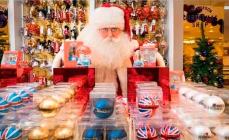 Αλυσίδα καταστημάτων στην Αγγλία άνοιξε το χριστουγεννιάτικο τμήμα από αρχές Ιουλίου