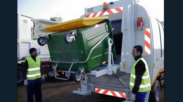ΘΕΣΣΑΛΟΝΙΚΗ: Άστεγος κοιμόταν σε κάδο και κατέληξε στο απορριμματοφόρο